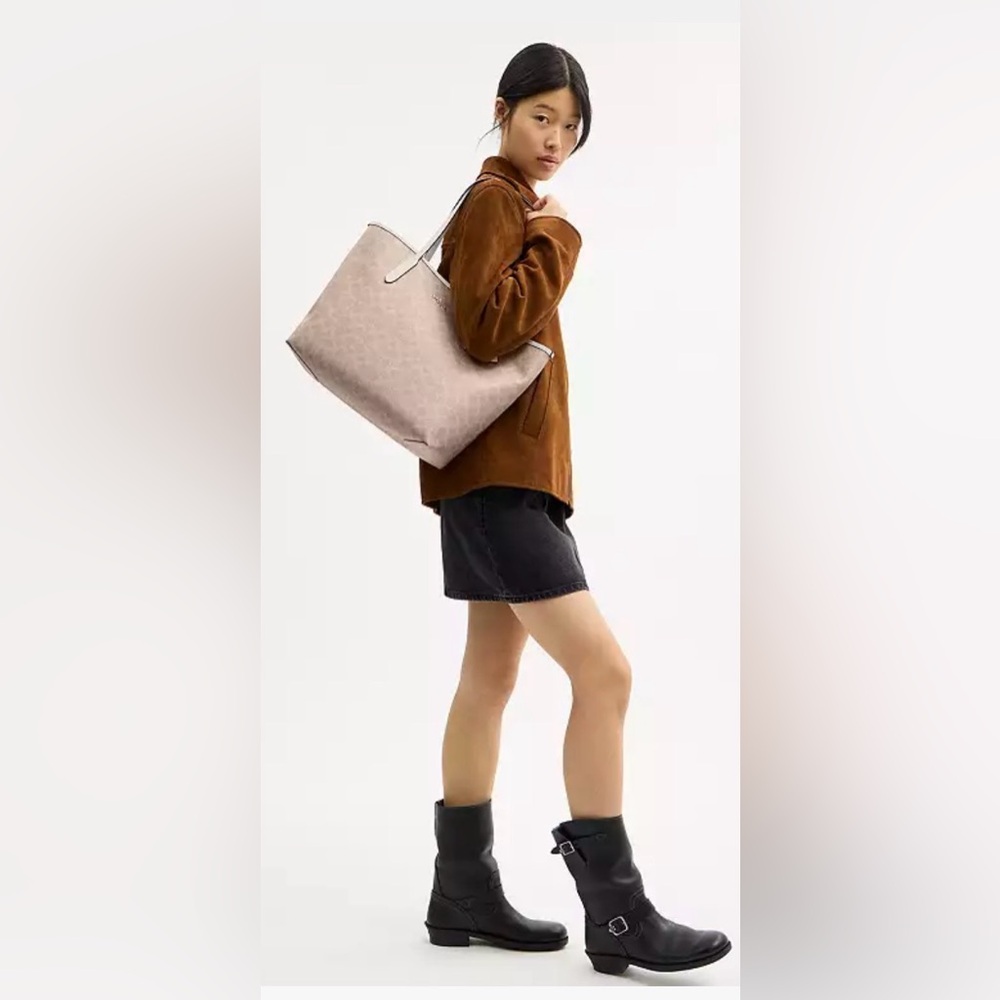 •COACH•WHITE & BEIGE REVERSIBLE CITY TOTE IN SIGNATURE “C” CANVAS & LEATHER EUC - Picture 1 of 16